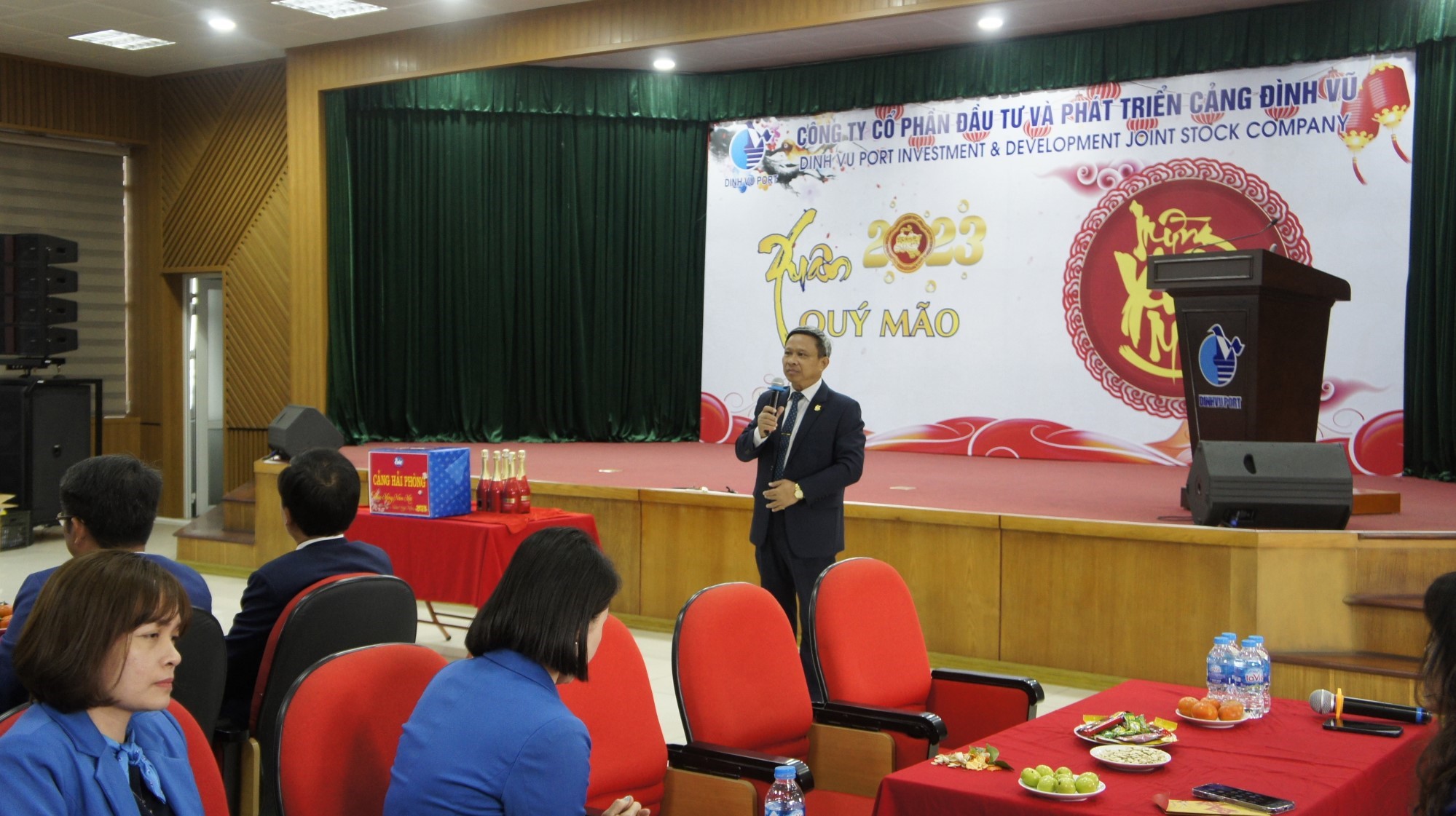 Ông Vũ Tuấn Dương - Chủ tịch HĐQT Cảng Đình Vũ phát biểu chúc mừng CBCNV nhân dịp xuân mới
